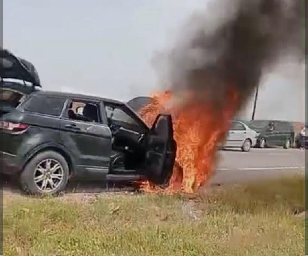 حريق مهول يلتهم سيارة بطريق أوريكة ويربك حركة السير 