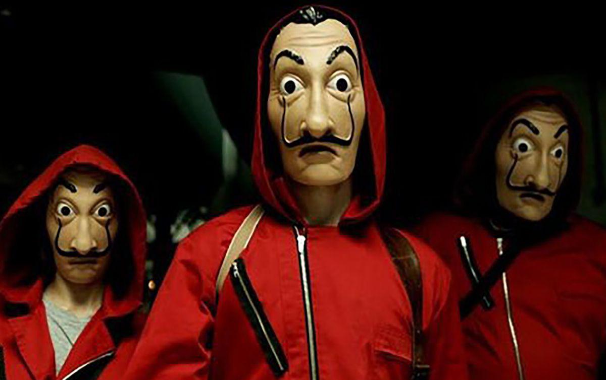 لصوص بأقنــعة سـلفادور دالي يســطون على بنــك بنابـولي ويحتجــزون رهـائن 