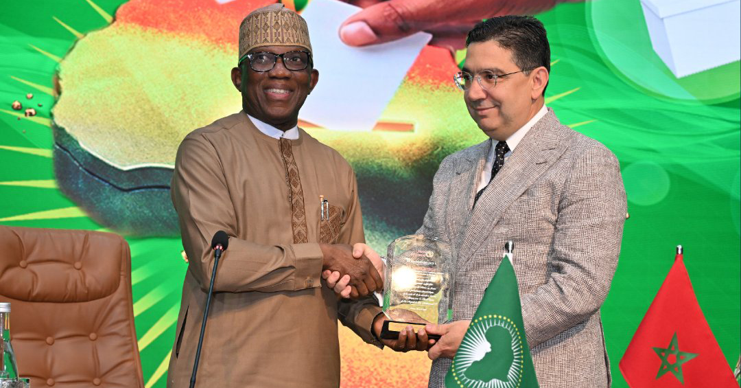 بوريطة يتسلم جائزة الاتحاد الإفريقي تقديراً لريادة المغرب في الحكامة الإفريقية 