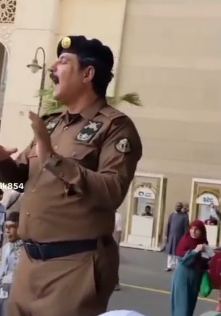 عقيد سعودي يخطف قلوب الحجاج بعبارة إيدي نسوك ويصبح حديث موسم الحج 