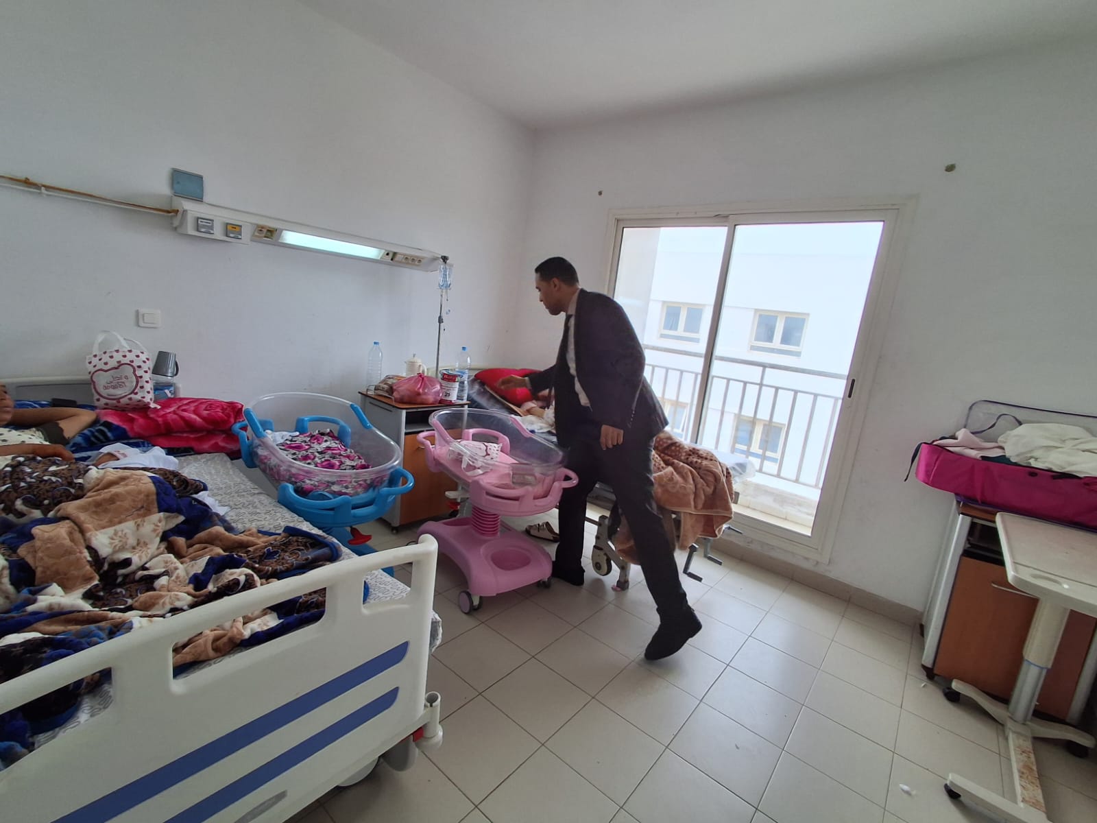 المبادرة الوطنية للتنمية البشرية توزع 56 حقيبة للمواليد الجدد بالمستشفى الإقليمي محمد الخامس بالجديدة 